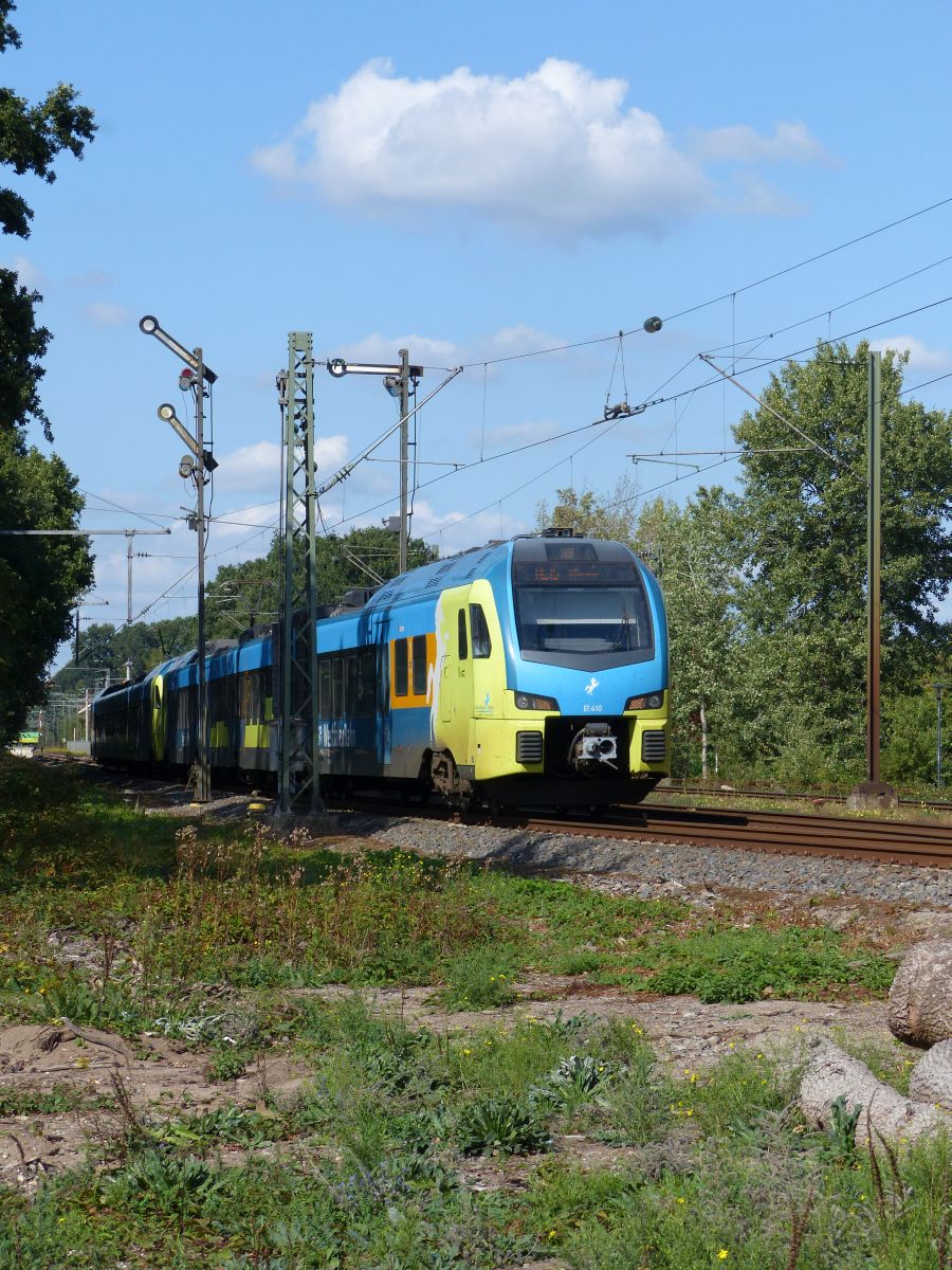 Abellio Westfalenbahn Triebzug ET 410 Abfahrt vom Bahnhof Leschede. Grenzstra�e, Emsb�ren 13-09-2018.

Abellio Westfalenbahn treinstel ET 410 vertrek vanuit station Leschede. Grenzstra�e, Emsb�ren 13-09-2018.