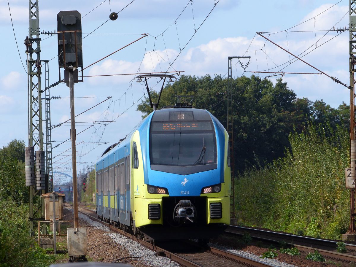 Abellio Westfalenbahn Triebzug ET 411 bei Bahn�bergang Devesstra�e, Salzbergen 13-09-2018.

Abellio Westfalenbahn treinstel ET 411 bij de overweg Devesstra�e, Salzbergen 13-09-2018.