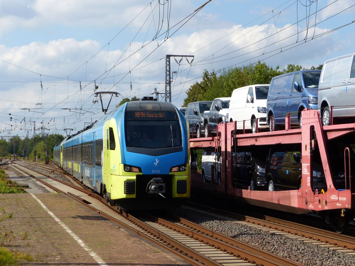 Abellio Westfalenbahn Triebzug ET 413 und ET 405 Salzbergen 17-08-2018.

Abellio Westfalenbahn treinstel ET 413 en ET 405 Salzbergen 17-08-2018.