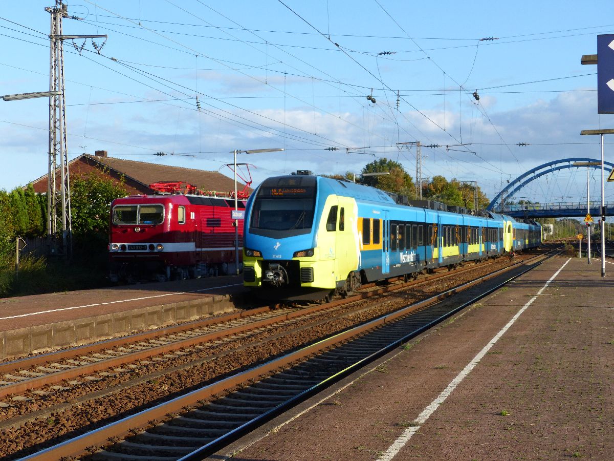 Abellio Westfalenbahn Triebzug ET 413 Gleis 4 Salzbergen 28-09-2018.

Abellio Westfalenbahn treinstel ET 413 spoor 4 Salzbergen 28-09-2018.