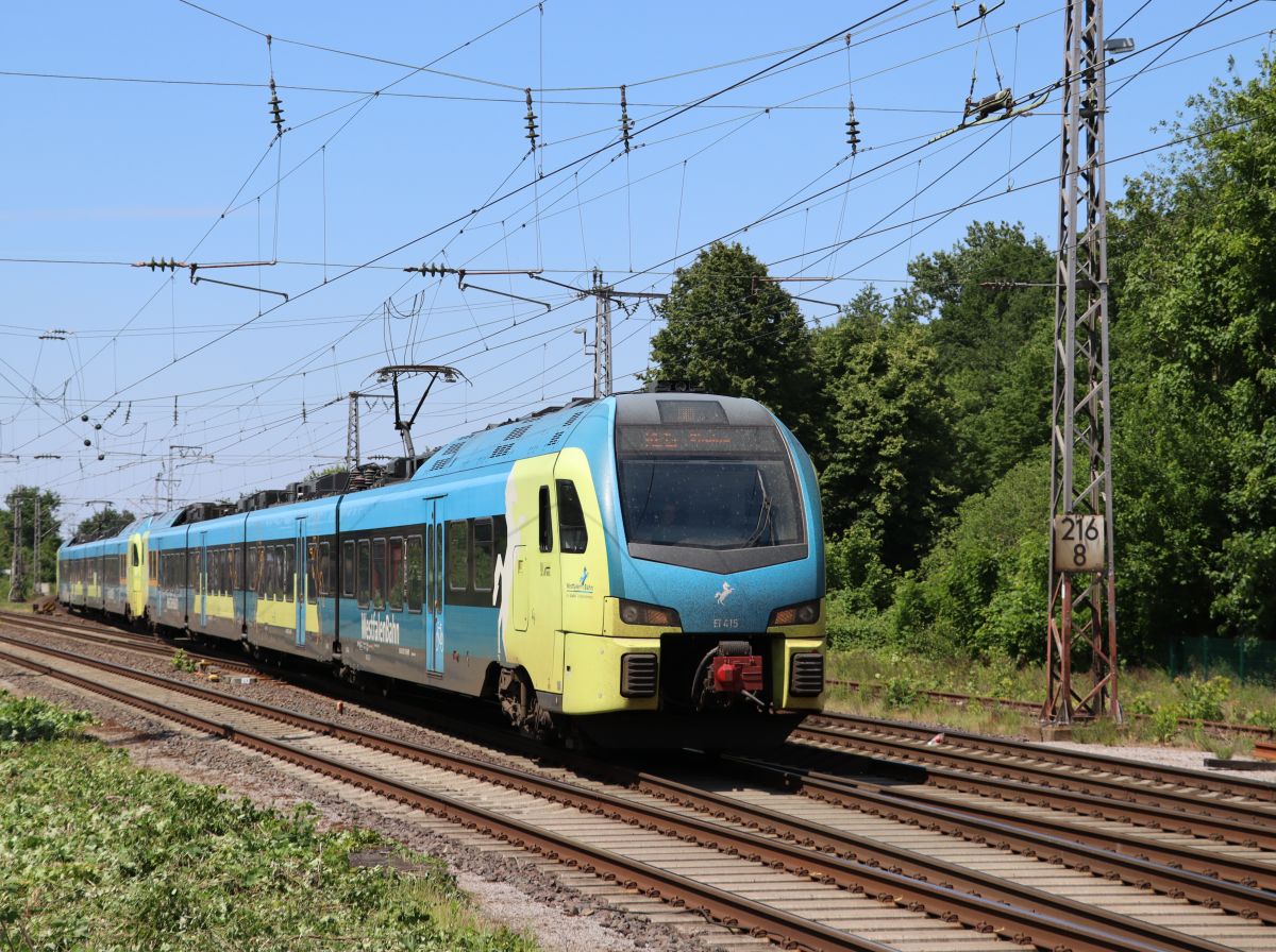 Abellio Westfalenbahn Triebzug ET 415 und ET 403 ankunft Bahnhof Salzbergen 03-06-2022.

Abellio Westfalenbahn treinstel ET 415 en ET 403 aankomst station Salzbergen 03-06-2022.






