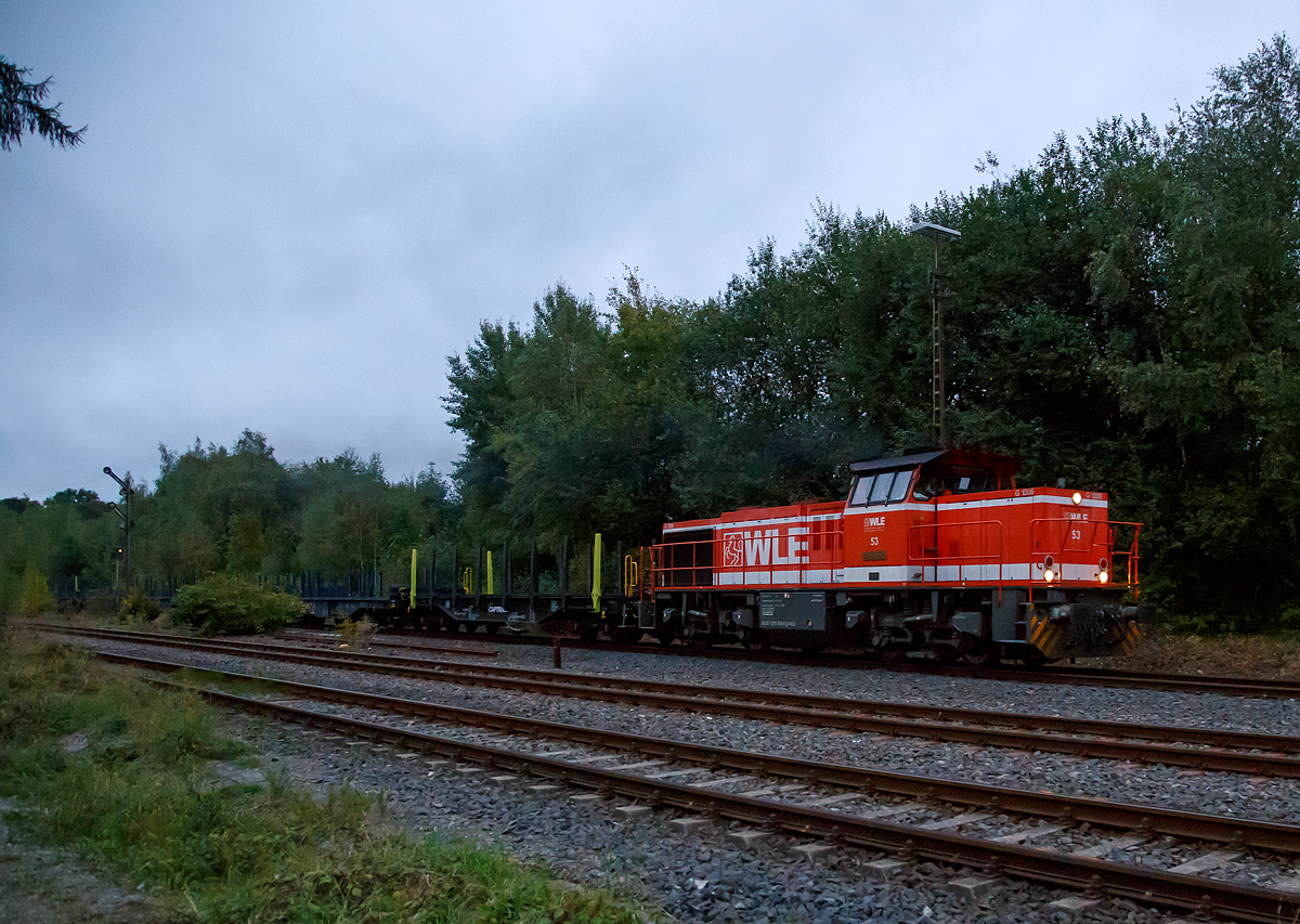 
Abendstimmung im Hellertal...

Die WLE 53  Kreis Soest  (92 80 1275 505-6 D-WLE) der Westflische Landes-Eisenbahn GmbH in Lippstadt (eine MaK G 1206) fhrt mit ihrem leeren Gterzug (Schwerlastwagen) von Herdorf weiter in Richtung Betzdorf (Sieg).