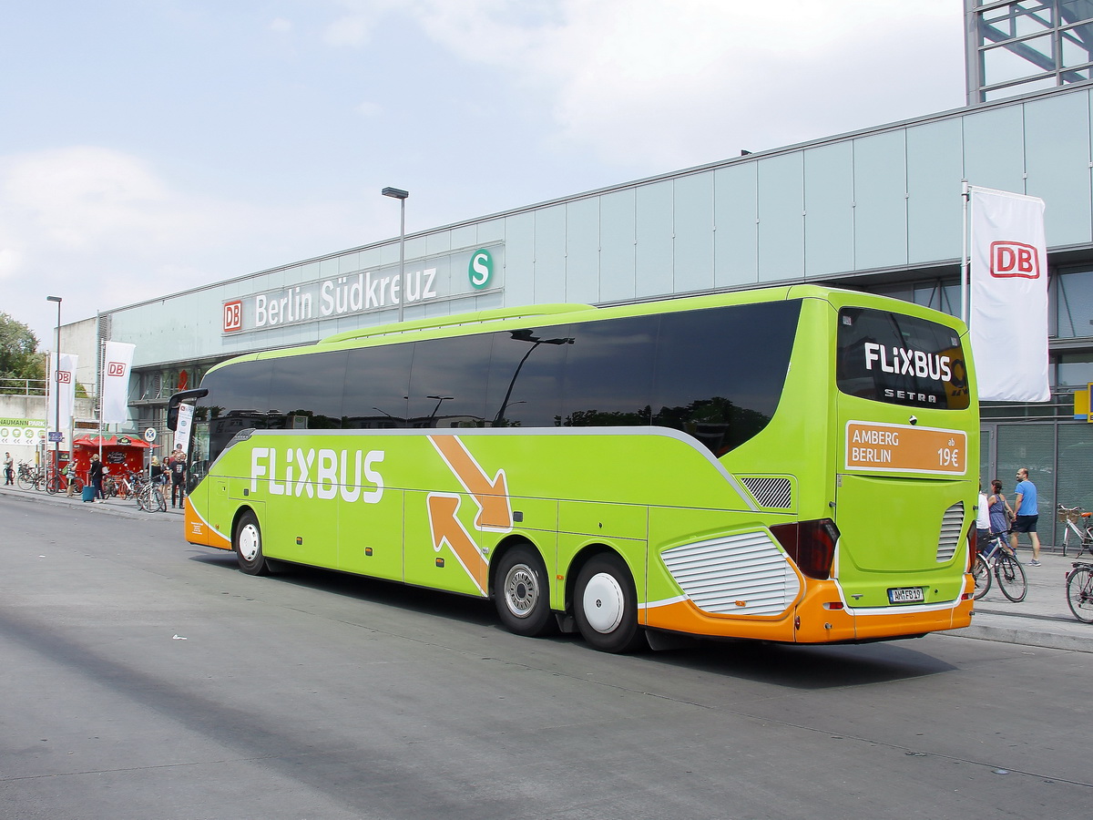 Abfahrt des Setra 517 des Reiseservice Horst Strobl aus Amberg am 17. Juni 2018 vom Bahnhof Berlin S�dkreuz.