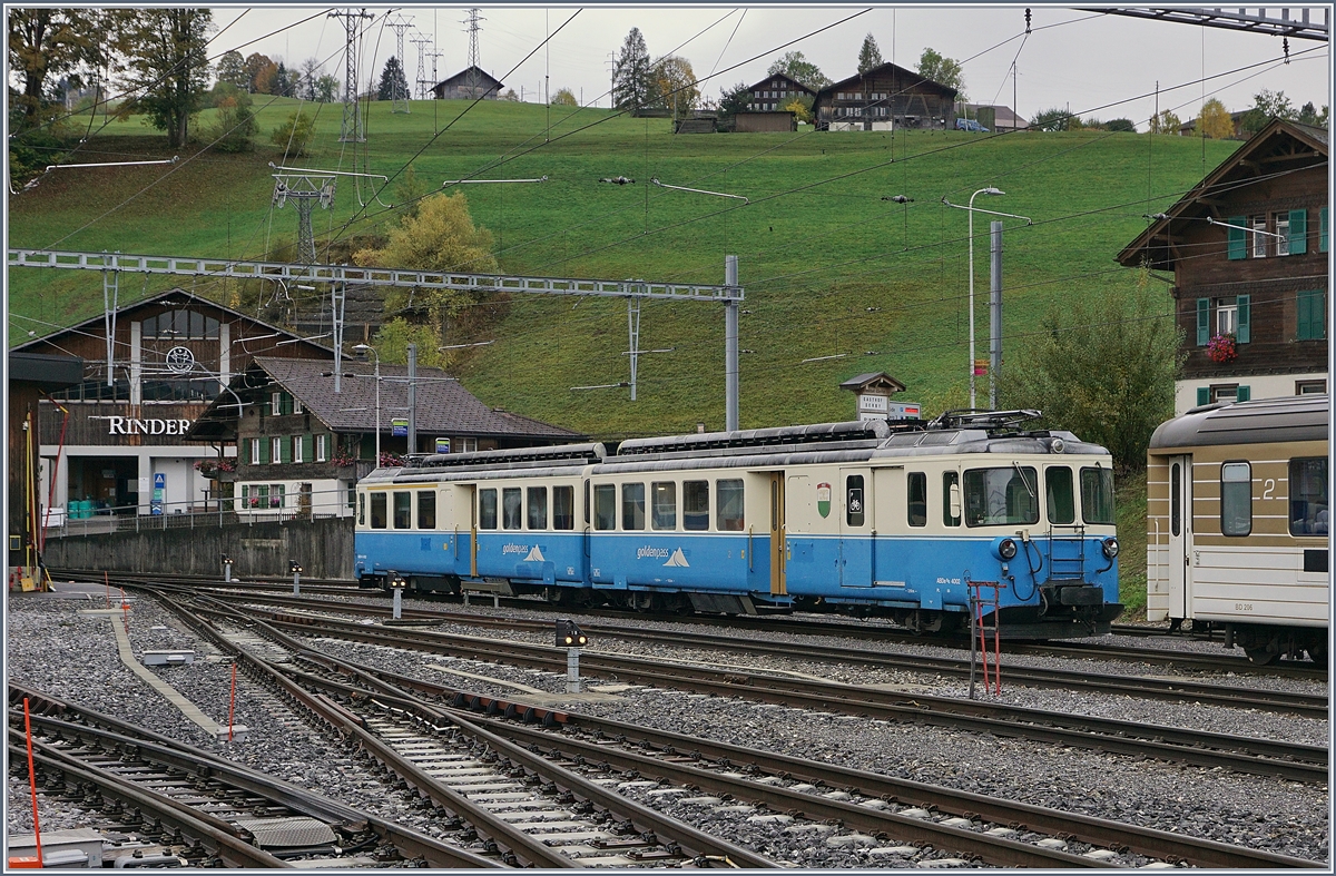 Abgebügelt und wohl auf Abruf bereit stehen die beiden MOB ABDe 8/8 4001 (SUISSE) und 4002 (VAUD) in Zweisimmen.

10. Okt. 2019