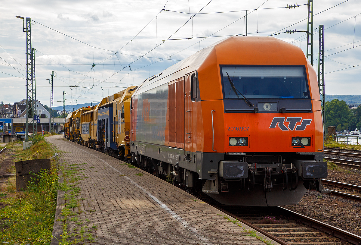 
Abgestellt am 02.09.2020 im Bf. Koblenz-Ehrenbreitstein:
Die „Hercules“ 2016 907 (92 81 2016 907-5 A-RTS) der RTS Rail Transport Service GmbH, Graz (eine 100%ige Tochter der Swietelsky Baugesellschaft m.b.H), mit der Plasser & Theurer  Universalstopfmaschine UNIMAT 09-32/4S Dynamic, Schweres Nebenfahrzeug Nr. A-SWIE 99 81 9123 002-3 und der Plasser & Theurer  Schotterbewirtschaftungssystem BDS 2000-4 (eine Schotterverteilmaschine), Schweres Nebenfahrzeug Nr. D-SWIE 99 80 9125 002-2 beide von der Swietelsky AG - Zweigniederlassung Bahnbau.
