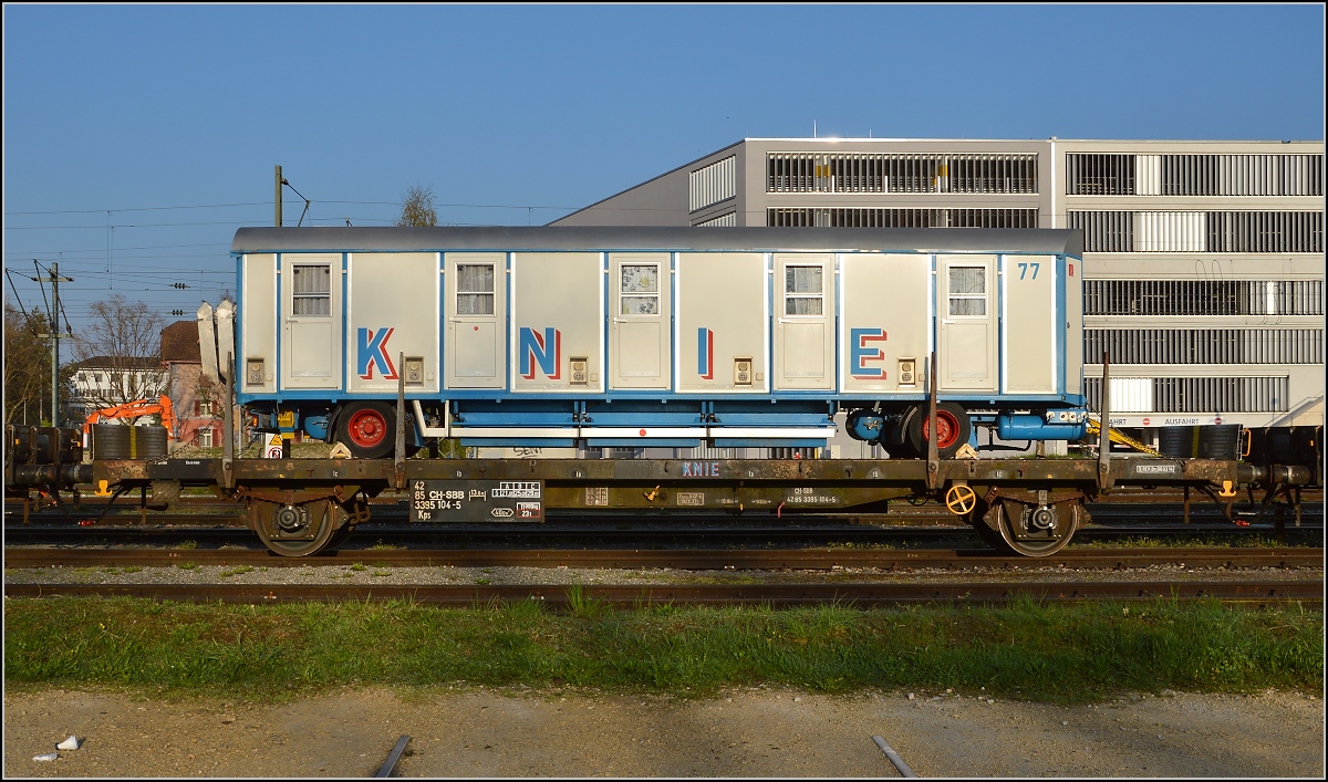 Abladen des Zirkus Knie in Konstanz. Kps-Wagen des Zirkus genauer betrachtet. April 2016.