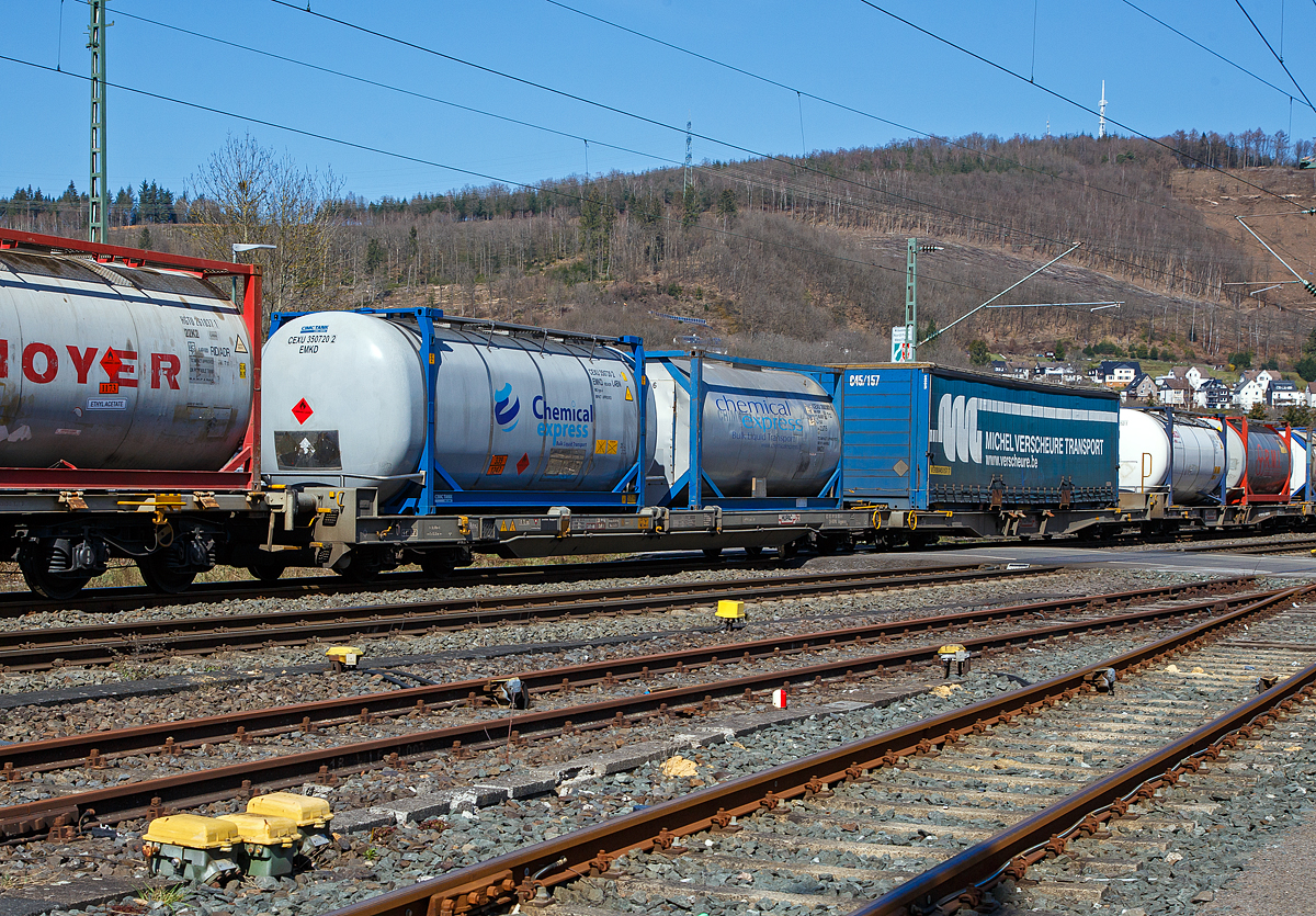 Achtachsiger niedrig gelegte Doppelwagen Mega II (Trag-/Taschenwagen-Doppeleinheit) der Hupac Intermodal SA, 83 85 4958 004-4 CH-HUPAC, der Gattung Sdggmrrss (scheibengebremste Einheit), am 29.03.2021 im Zugverband bei einer Zugdurchfahrt in Niederschelden. Diese Wageneinheiten bestehen aus einer niedrigen Taschenwagenhälfte (links) und einer niedrigen Tragwagenhälfte für Container und Wechselbehälte (rechts). Die beiden Wagenhälften sind mit einer, im Normalbetrieb nicht zu trennenden, Kurzkupplung verbunden.

Zusätzlich der Eignung für die neuen Megatrailer, wegen deren Umschlagtechnik mittels tiefliegenden Greifkantenbeschlägen ein sehr niedrig aufbauender Wagenrahmen erforderlich ist, sollten auch Container und Wechselbehälter mit großen Höhenmassen alpenquerend befördert werden können. Damit war ein über die Ladelänge nicht in der Höhe gekröpfter Wagenrahmen erforderlich. Die verglichen mit der „Standardhöhe“ von 1.175mm über Schienenoberkante (SOK), sehr niedrige Aufstandshöhe von nur 855mm des MEGA II machte den Einsatz von Drehgestellen der Bauart Y31 Lsi(f) notwendig. Diese weisen eine geringere Bauhöhe durch
760 mm Laufkreisdurchmesser und maximal 18t Radsatzlast auf.

Konstruktiv sind alle MEGA II Einheiten für 120 Km/h ausgelegt, bremstechnisch bis 100 Km/h die fünf scheibengebremsten Einheiten auch bremstechnisch bis120 Km/h (wie diese hier im Bild). Bezeichnet als Gattung Sdggmrrs bzw. Sdggmrrss (scheibengebremst) wurden sie bei den SBB als Privatwagen
eingestellt. Sie tragen gemäß UIC 438-2 »Einheitlich numerische Kennzeichnung der Güterwagen« die Wagennummern:
4933 225 bis 244 (Serie III, Doppeltasche), 
4933 245 bis 339 (Serie IV) sowie   
4958 000 bis 004 (scheibengebremst).   
Vorangestellt sind jeweils die Kodierungen 83 85 für bei den SBB (85) mit Sondervereinbarung eingestellte Privatwagen (83). 

Hersteller dieser Wagen ist die Ferriere Cattaneo in Giubiasco (Schweiz), die 115 Wagen (230 Wagenmodule) hergestellt hat. Davon sind aber nur fünf Einheiten scheibengebremst.

Technische Daten:
Spurweite: 1.435 mm
Eigengewicht: 38.200 kg
Max. Radsatzlast S/SS: 18 t
Max. Ladegewicht S/SS: 89,8 t (ab Streckenklasse A)
Max. Geschwindigkeit: 120km/h
Länge über Puffer: 36.880 mm
Drehzapfenabstand: 2 x 13.350 mm
Radsatzstand in den Drehgestellen: 1.800 mm
Ladelänge: 16.460 mm bzw. 16.925 mm
Typ der Drehgestelle: 4 x Y31 Lsi(f) -K-D
Raddurchmesser: 760 mm (neu) 
Bremse: KE-GP-A
Bremssohle: Jurid 816M
Feststellbremse: Ja
Intern. Verwendungsfähigkeit: keine