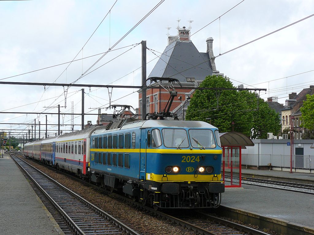 Afscheidsrit NMBS reeks 20 georganiseerd door de TSP met locomotief 2024. Ath, Belgi� 11-05-2013.