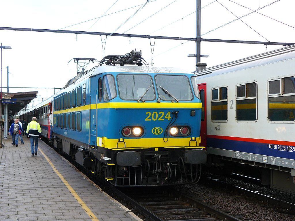 Afscheidsrit NMBS reeks 20 georganiseerd door de TSP met locomotief 2024. Tournai (Doornik), Belgi� 11-05-2013.