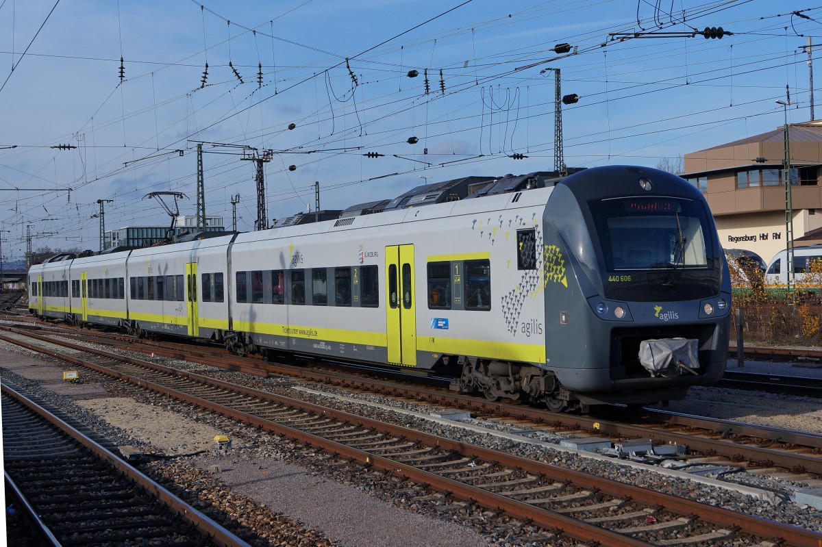 agilis: Neuer Triebzug 440 606 von agilis bei der Einfahrt in den Bahnhof Regensburg am 21. November 2014.
Foto: Walter Ruetsch