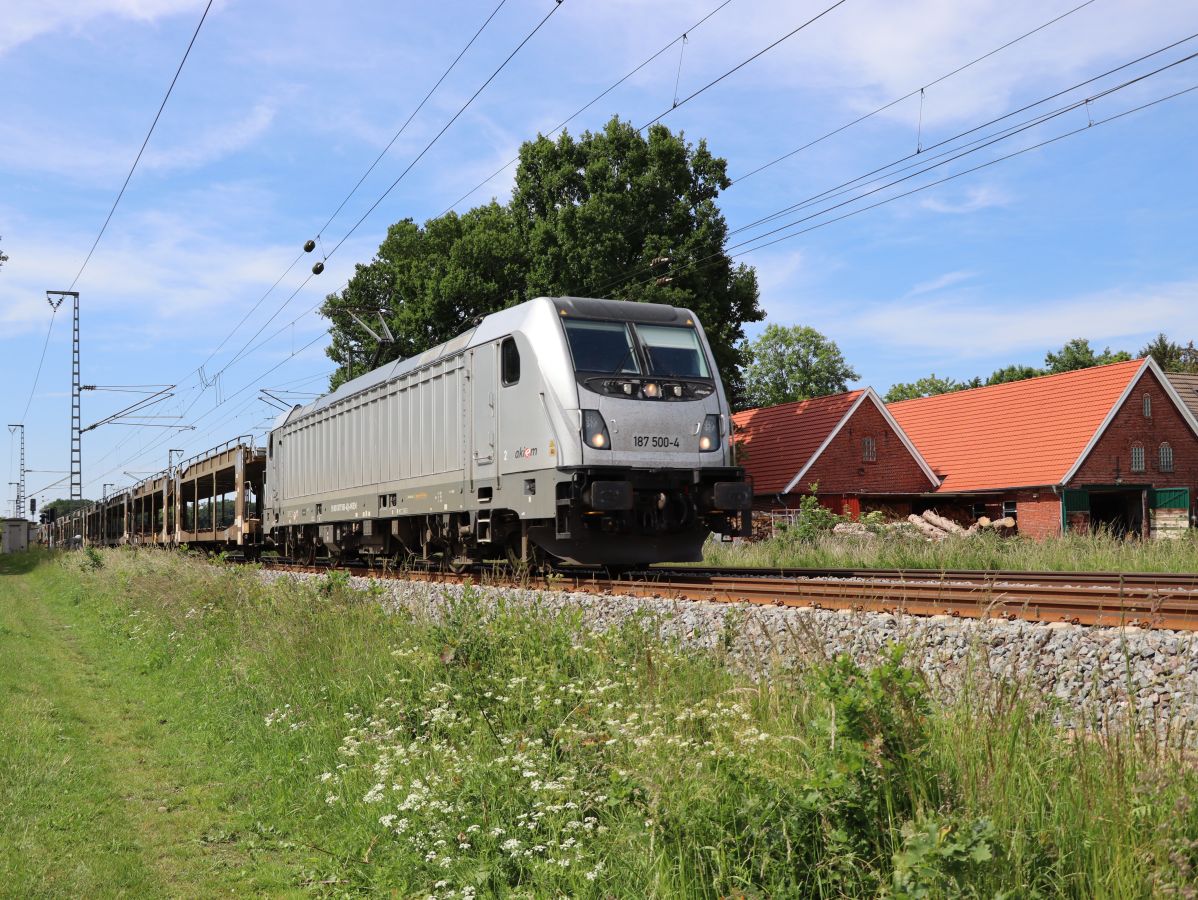Akiem Lokomotive 187 500-4 (91 80 6187 500-4 D-AKIEM) bei Bahn�bergang Devesstra�e, Salzbergen 03-06-2022.

Akiem verhuurlocomotief 187 500-4 (91 80 6187 500-4 D-AKIEM) bij overweg Devesstra�e, Salzbergen 03-06-2022.