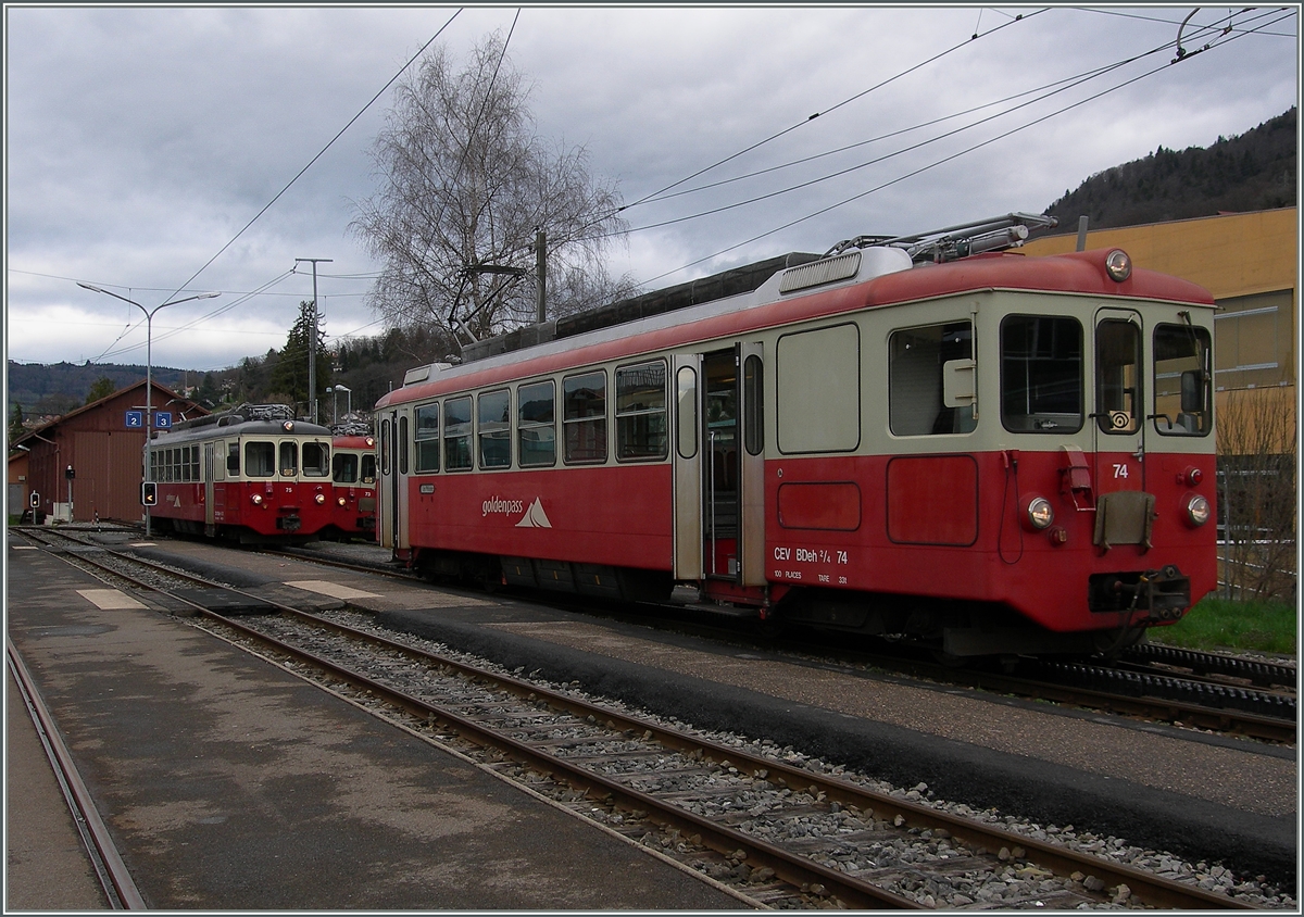 Alle drei CEV BDeh 2/4 in Blonay: im Vordergrund wartet der BDeh 2/4 74 auf die Abfahrt Richtung Les PLeidades und im Hintergrund die BDeh 2/4 75 und 73 auf ihre nächsten Einsätze.
31. März 2015