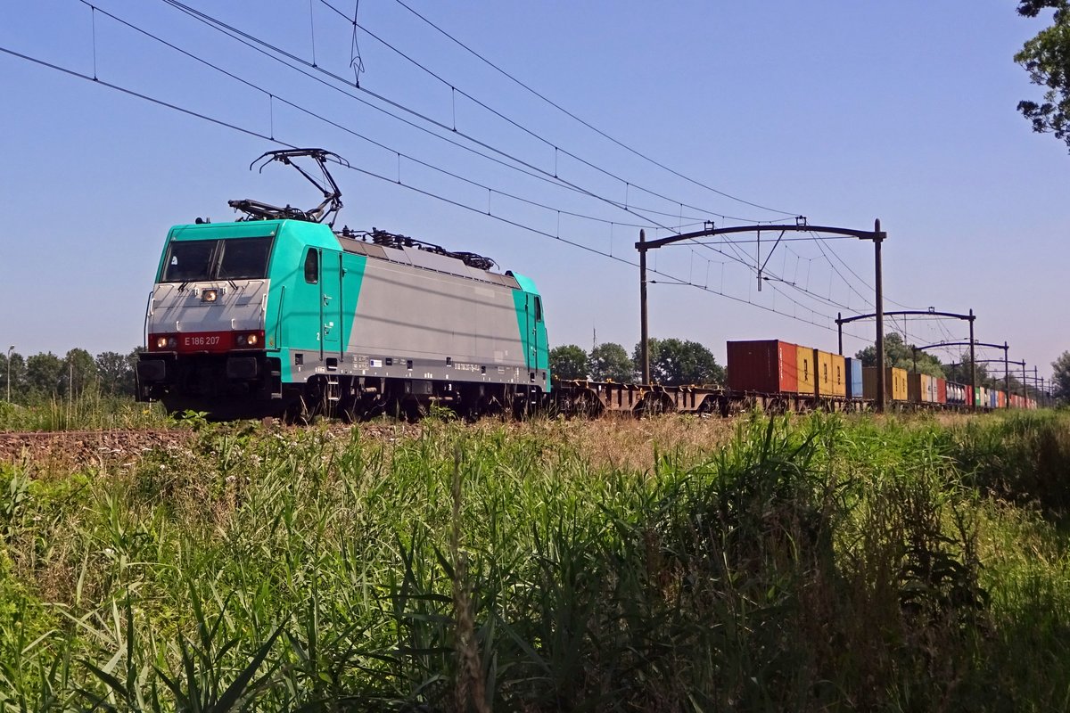 Alpha Trains 186 207 passiert Oisterwijk mit ein Containerzug am 28 Juni 2019.