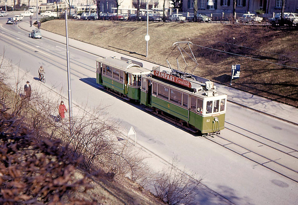 Als Ergänzung zu Armins schönen Aufnahmen des alten Berner Tramwagens 52: Hier im Regeleinsatz mit Anhänger 243 beim Viktoriaplatz ganz kurz vor seinem Ausscheiden (Uebergabe an die BC). 24.Februar 1967 