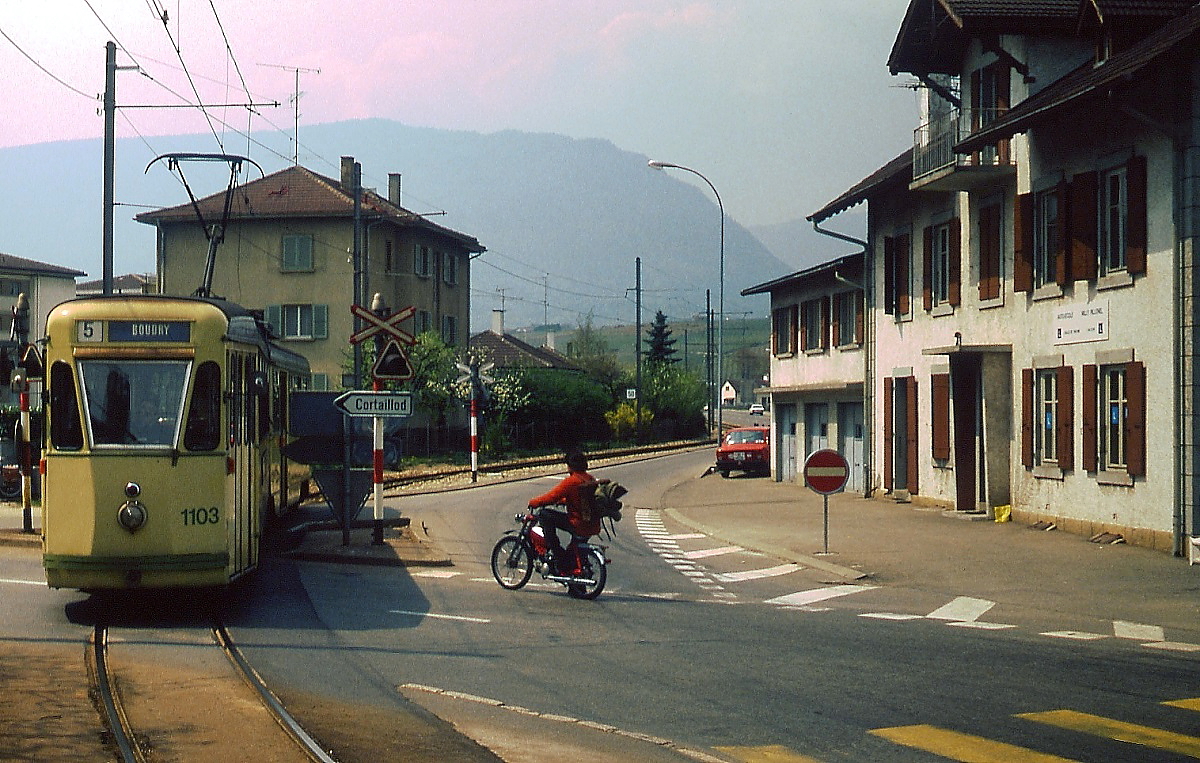 Als Ergänzung zu Ollis aktuellen Aufnahmen der Tramway Neuchatelois noch einige Bilder aus dem Mai 1980: Be 4/6 1103 (ex Genua) in Areuse. Die Idylle ist heute verschwunden, denn hier ist wortwörtlich kaum ein Stein auf dem anderen geblieben: Die Bahn verkehrt inzwischen ein Stück weiter nördlich und dort, wo die Häuser rechts stehen, ist heute ein Parkplatz. Einziger Anhaltspunkt für die Geoposition waren für mich die hinter dem Triebwagen sichtbaren Wohnhäuser.