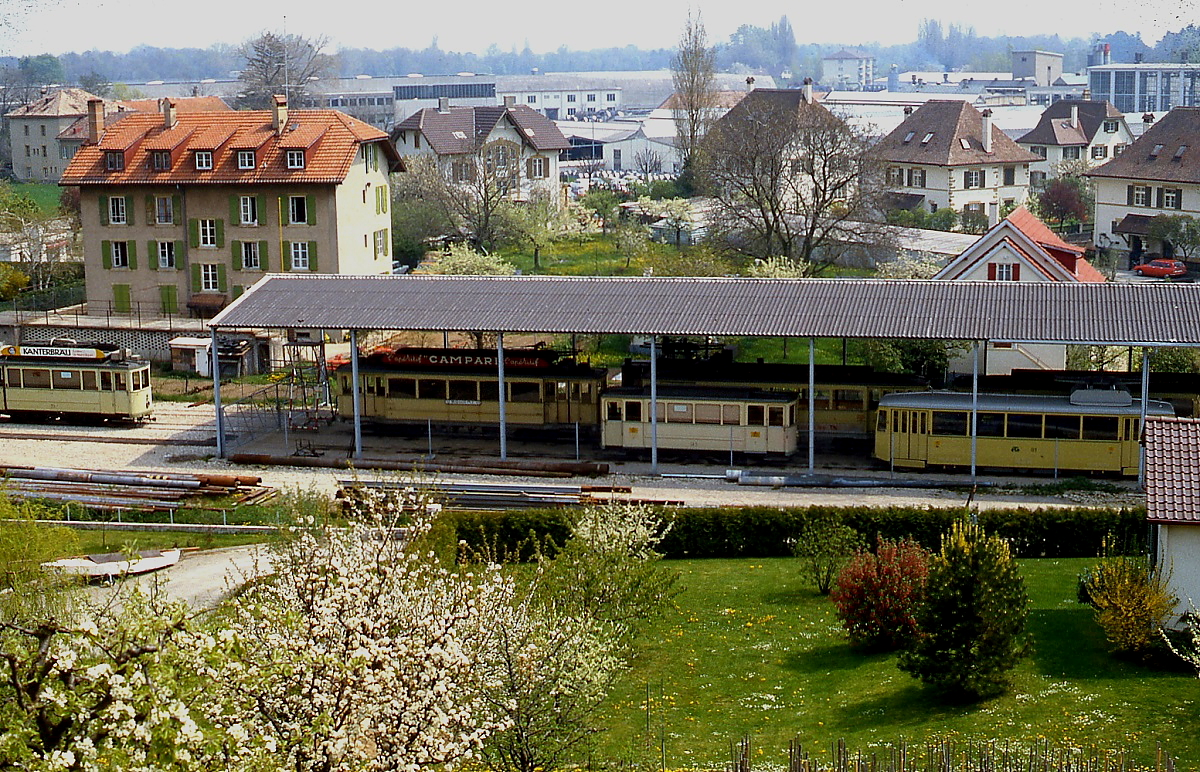 Als Ergnzung zu Ollis aktuellen Aufnahmen der Tramway Neuchatelois noch einige Bilder aus dem Mai 1980: In Cortaillod befand sich dieser Unterstand ( Wagenhalle  wre etwas bertrieben) fr abgestellte Fahrzeuge. Ein Verbotsschild warnte brigens vor dem Betreten des Gelndes. Da sogar im  Reisefhrer zu den Privatbahnen der Schweiz  ausdrcklich darauf hingewiesen wurde, verzichtete ich (bis auf einen Schnappschuss des links sichtbaren Be 2/2 72) auf eine nhere Erkundung und beschrnkte mich auf Bilder aus den Weinbergen.