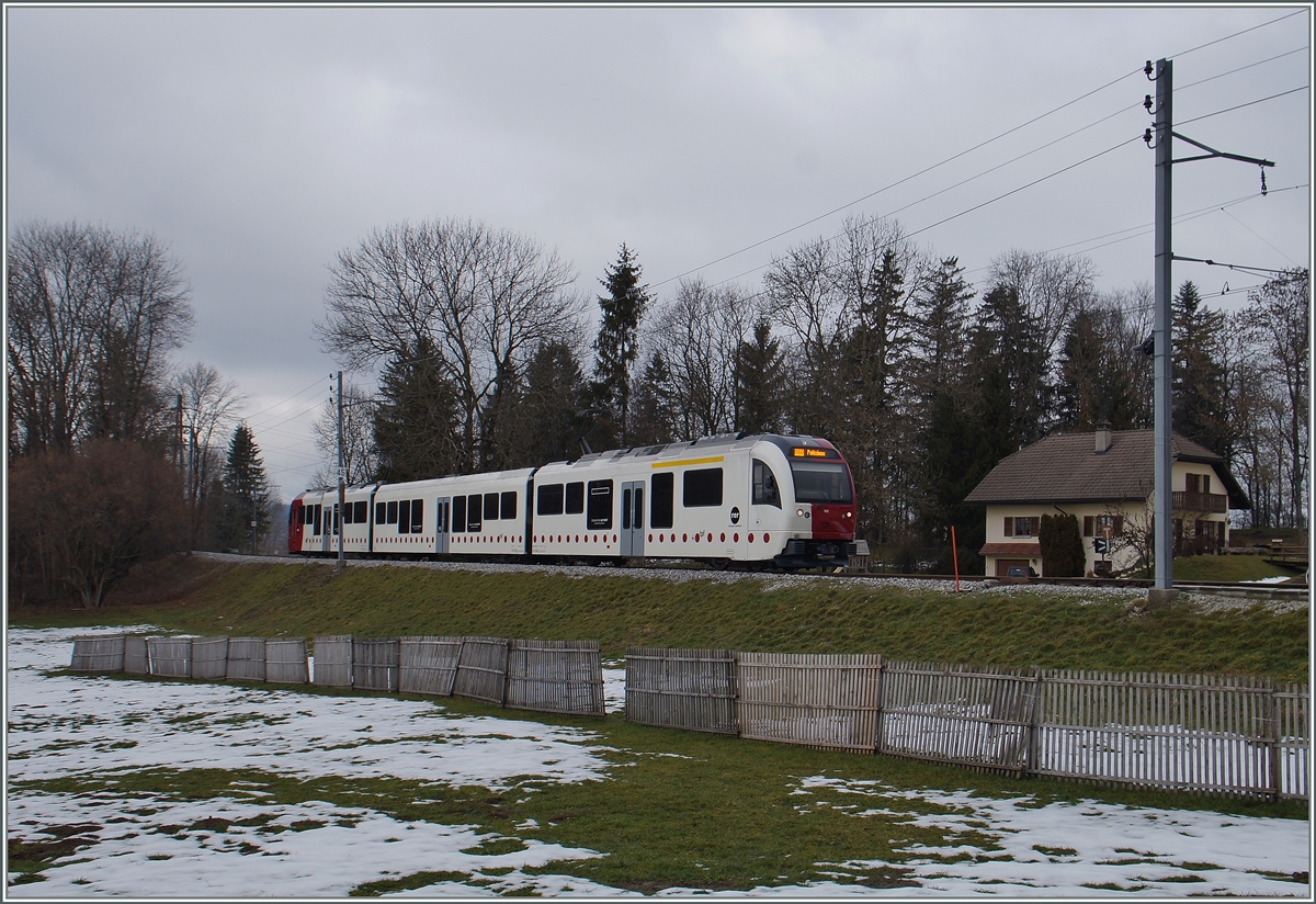 Als S 50 14819 erreichen die TPF SURF (Srie Unifie Romande pour Rseau Ferr mtrique) ABe 2/4 102 und Be 2/4 102 (mit Zwischenwagen) Semsales.
29. Jan. 2016