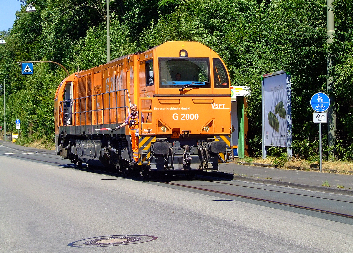 
Als die Siegener Kreisbahn noch eine Bimmelbahn war. Der Begriff Bimmelbahn bezeichnet Schienenfahrzeug mit Signalglocke, die wie hier über die Straße fahren. 

Die Mak G 2000 (Lok 43 bzw. 273 018-2) der Siegener Kreisbahn heute KSW Kreisbahn Siegen-Wittgenstein fährt in Siegen-Eintracht über die Eiserfelder Straße (zum Gleisanschluß Röhrenwerk) am 19.07.2006. Das Gleis ist mittlerweile neben die Straße neu verlegt worden.