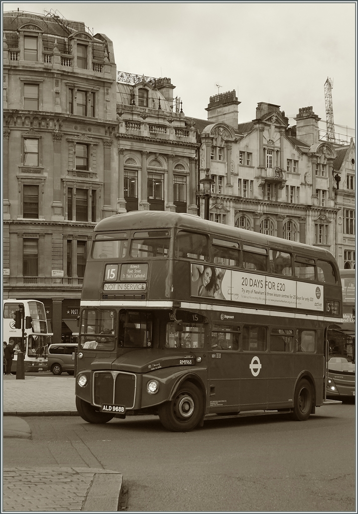 Als S/W Version: Ein sch�ner alter Londoner Bus in der Britischen Hauptstadt. 22. Mai 2014