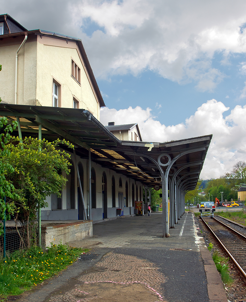 
Als die Züge hier noch am Bahnhof hielten....
Der Bahnhof Olpe, an der KBS 442  Biggetalbahn  (Finnentrop - Olpe - (Freudenberg)) am 12.05.2013. Der heutige Haltepunkt wurde 2013 um ca. 100 m vor den ehemaligen Bahnhof vorverlegt. Um das Bahnhofsareal wird zurzeit noch viel gebaut.
