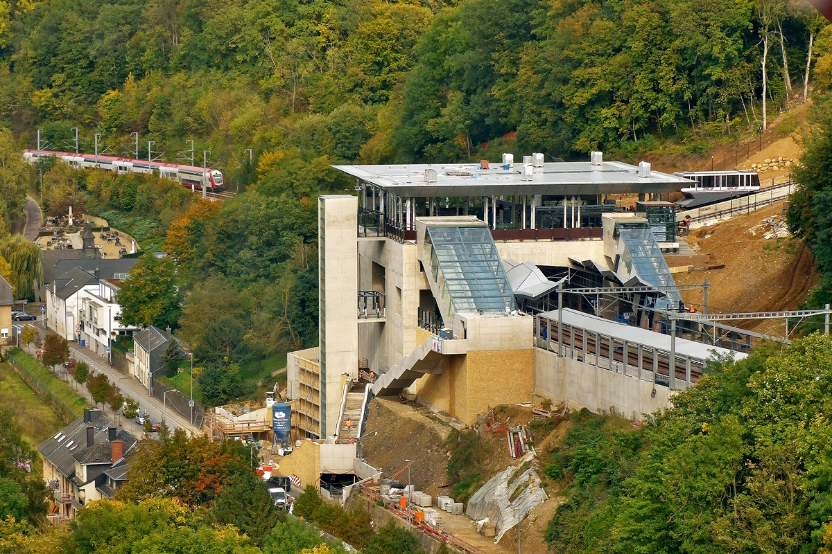 Am 04.10.2017 befand sich die Eisenbahnhaltestelle Pfaffenthal – Kirchberg noch im Bau. Ab dem 10.12.2017 ist sie eine viel benutzte Verbindung über die Standseilbahn mit dem Kirchberg. (Jeanny)