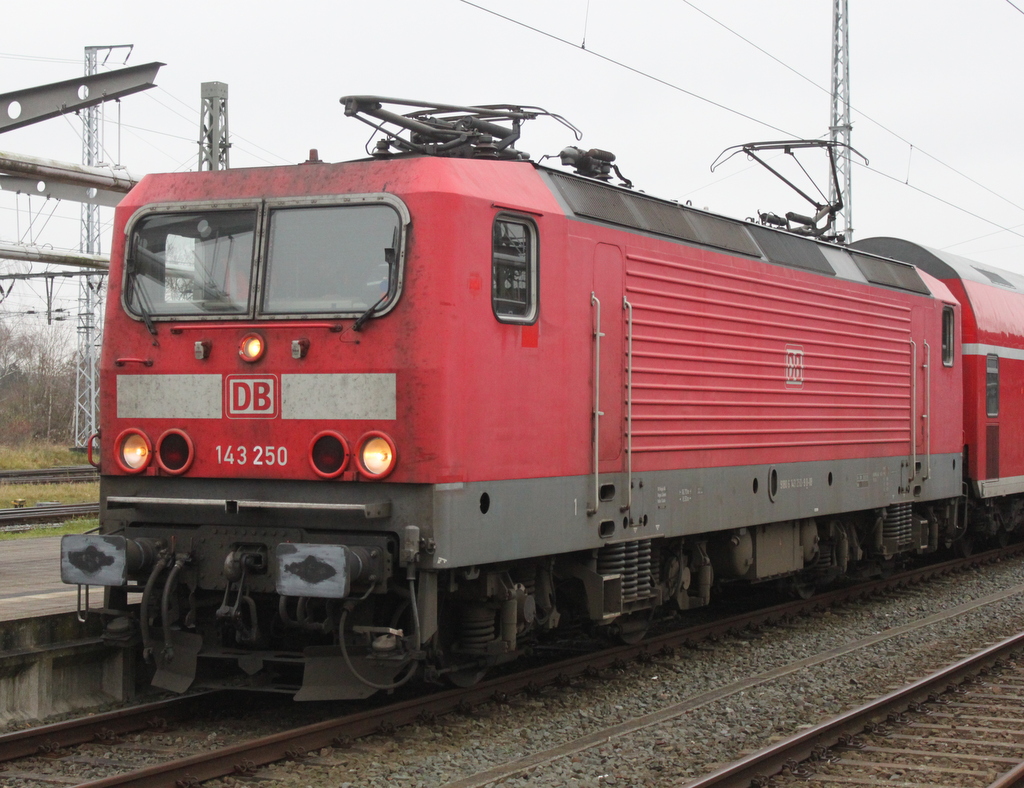 Am 06.12.2019 war ich Happy als mir plötzlich am Nachmittag im Rostocker Hbf die ehemalige Rostocker 143 250-9 vor die Linse kam.