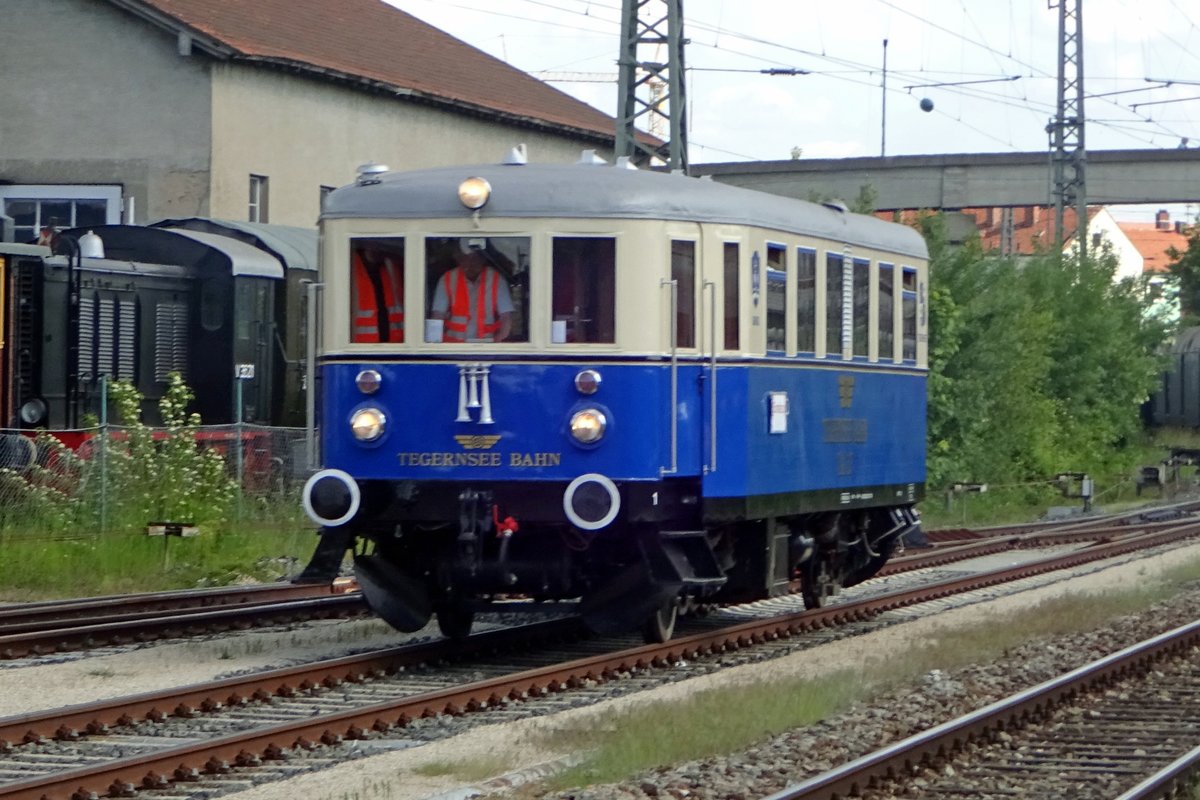 Am 1 Juni 2019 treft die gerade restaurierter Trossinger Bahn 27 in Nördlingen ein.