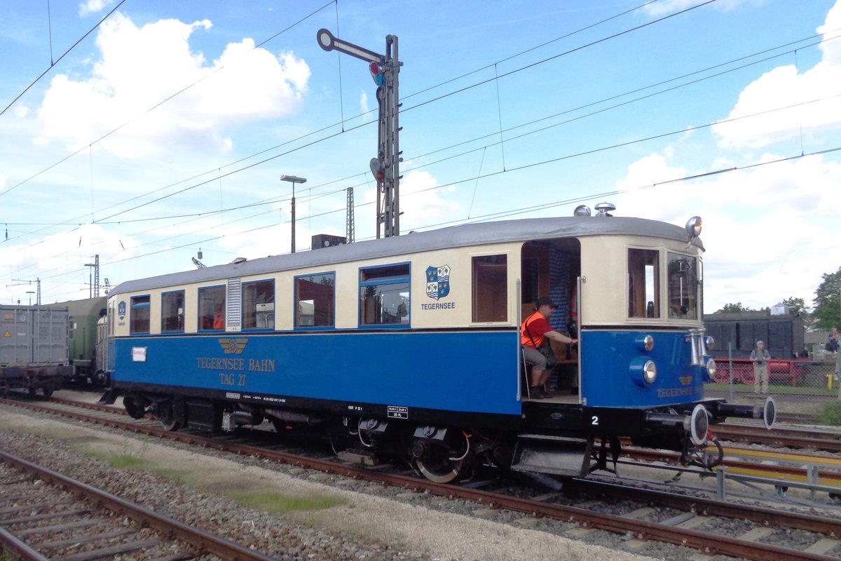 Am 1 Juni 2019 treft die gerade restaurierter Trossinger Bahn 27 in Nördlingen ein.