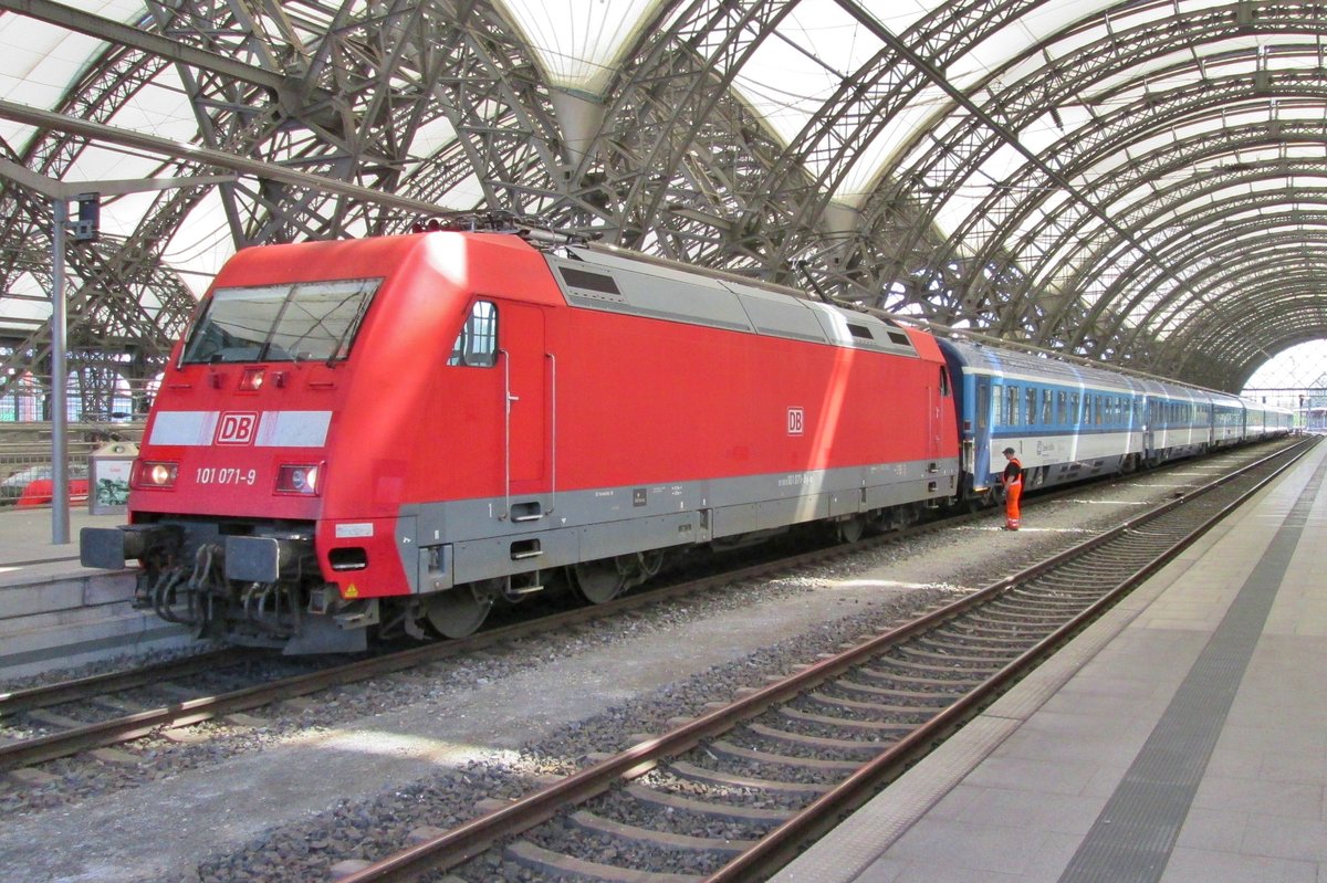 Am 10 April 2016 steht 101 071 mit ein EC nach hamburg-Altona in Dresden Hbf. 