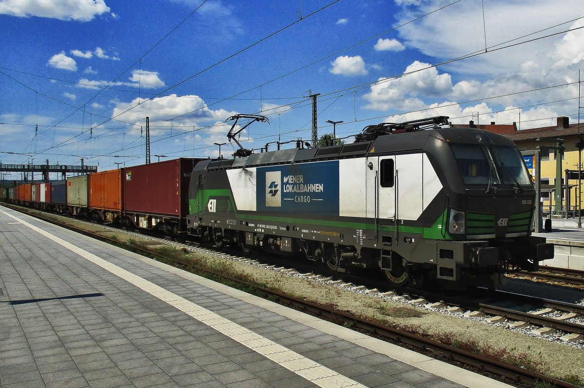 Am 10 Mai 2018 durchfahrt WLC 193 223 mit ein Containerzug Passau Hbf Österreich entgegen.