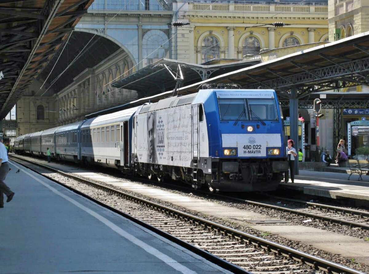 Am 11 Mai 2018 wird ein IC nach Debreen bereitgestellt in BUdapest Keleti mit Werbelok 480 022 an der Spitze.