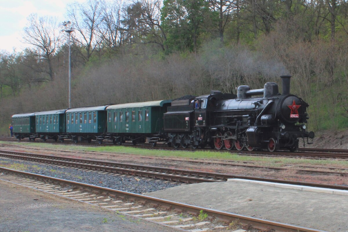 Am 11 Mai 2024 rangiert 434 2186 mit ein Dampfzug in Luzna u Rakovnika. 