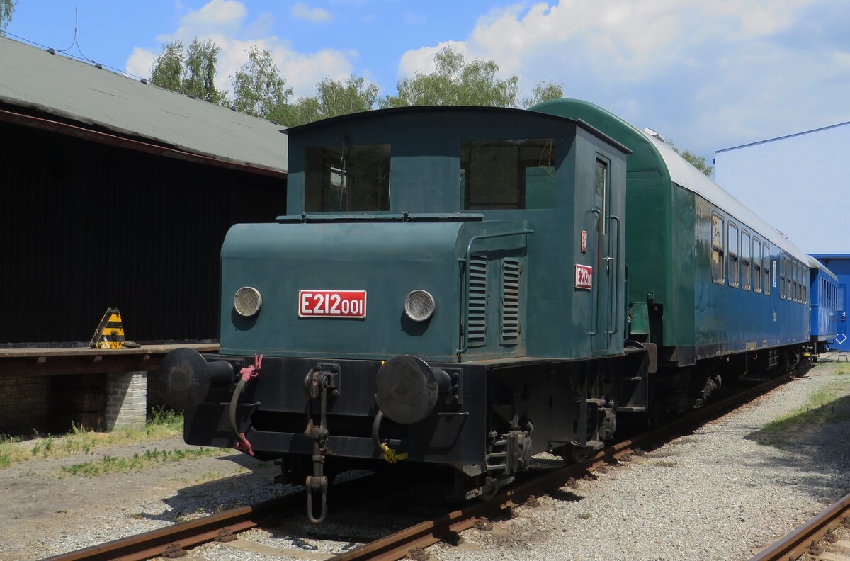 Am 12 Juni 2022 steht Akkulok E 212 001 ins Eisenbahnmuseum von Luzna u Rakovnika.