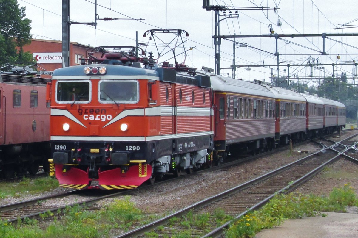 Am 12 September 2015 treft ein Museumszug mit 1290 in Gävle ein.