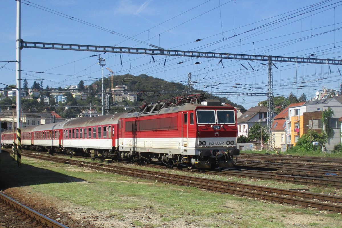 Am 12 September 2018 verlässt 362 005 mit ein Rychlyk nach Rozumberok Bratislava hl.st. 