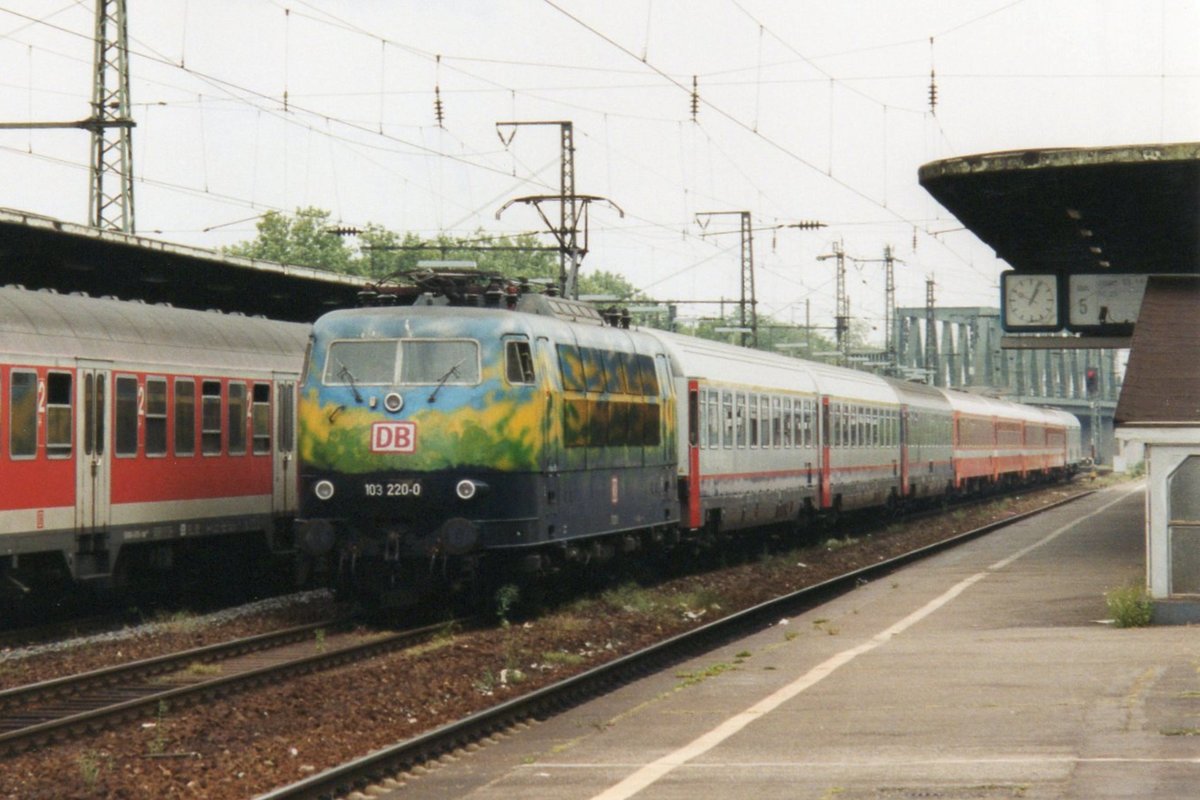 Am 13 April 2000 durchfahrt 103 2120 Köln Deutz.