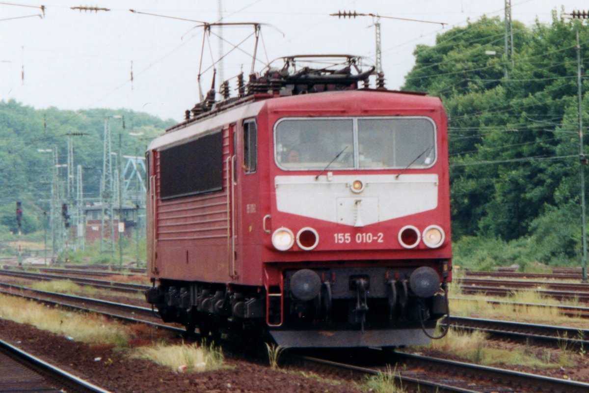 Am 13 April 2001 durchfahrt 155 010 Köln West.