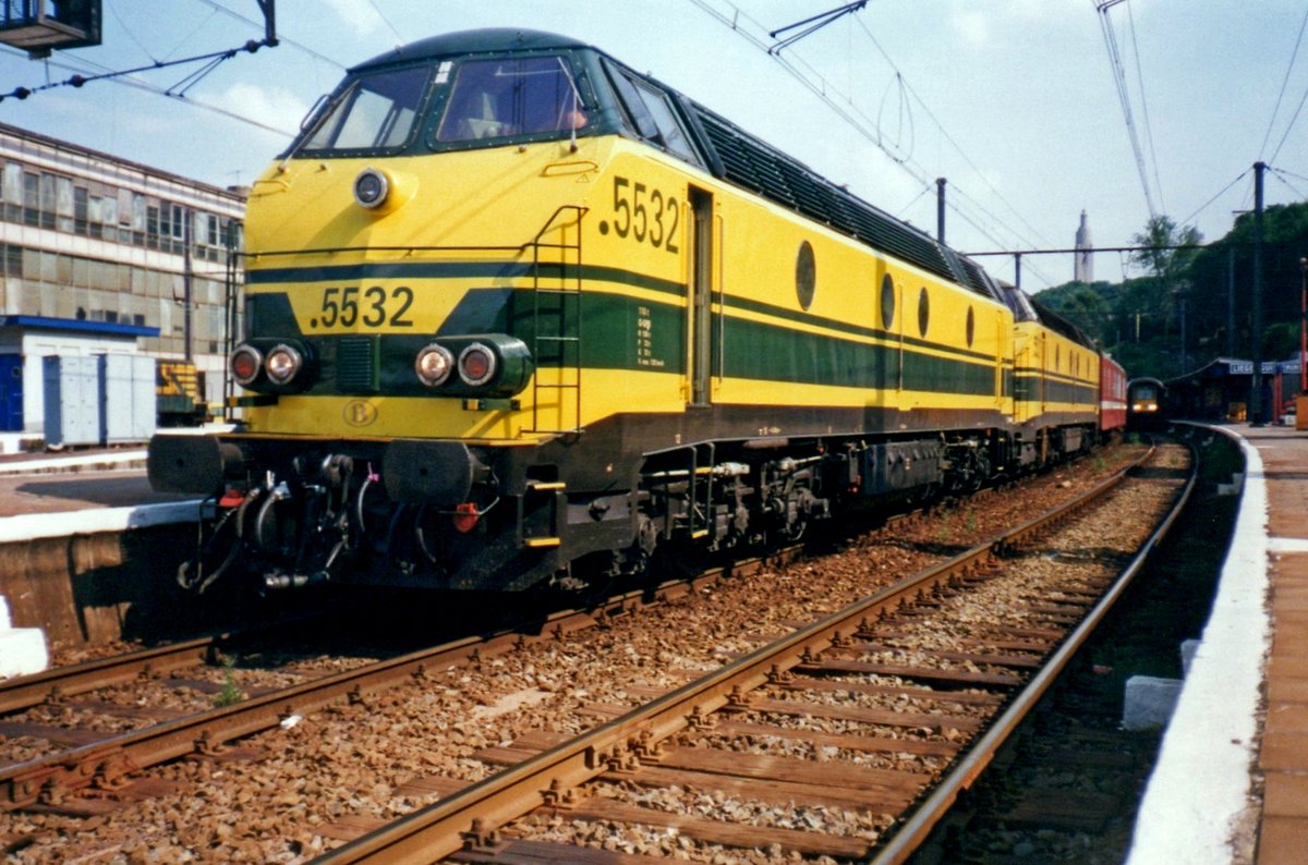 Am 13 Juli 1999 steht 5532 mit ein IR aus Luxembourg in Lüttich-Guillemins.