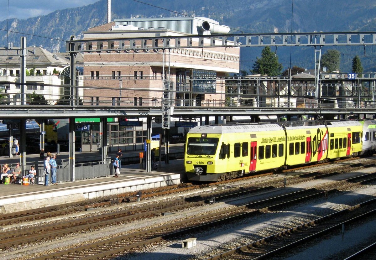 Am 13 Mai 2010 steht Werbetriebzug NINA 525 037 in Spiez.