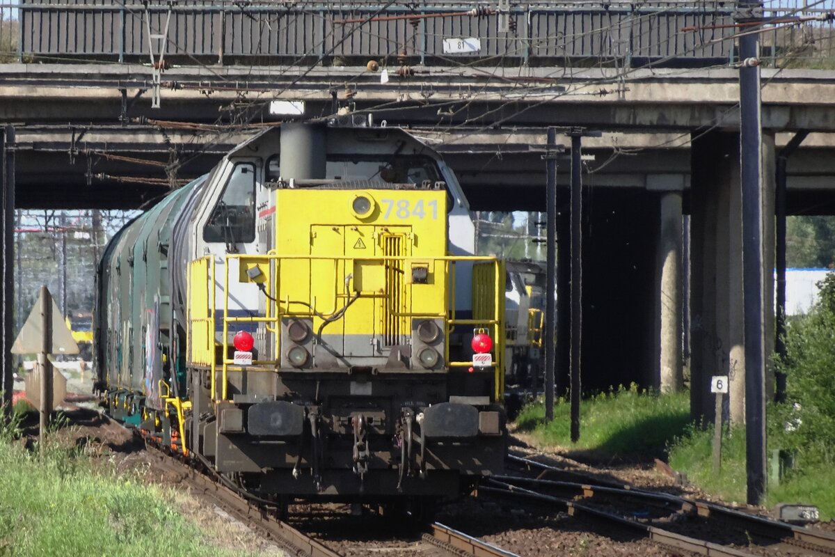 Am 14 Juli 2022 schiebt 7841 ein Stahlzug durch Antwerpen-Noorderdokken.