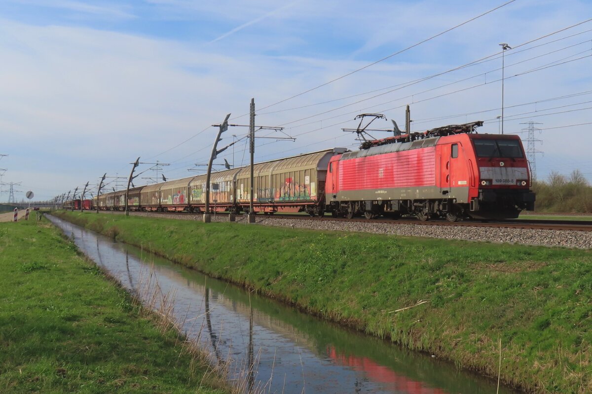 Am 14 März 2024 zieht 189 088 ein Mischguterzug durch Valburg.