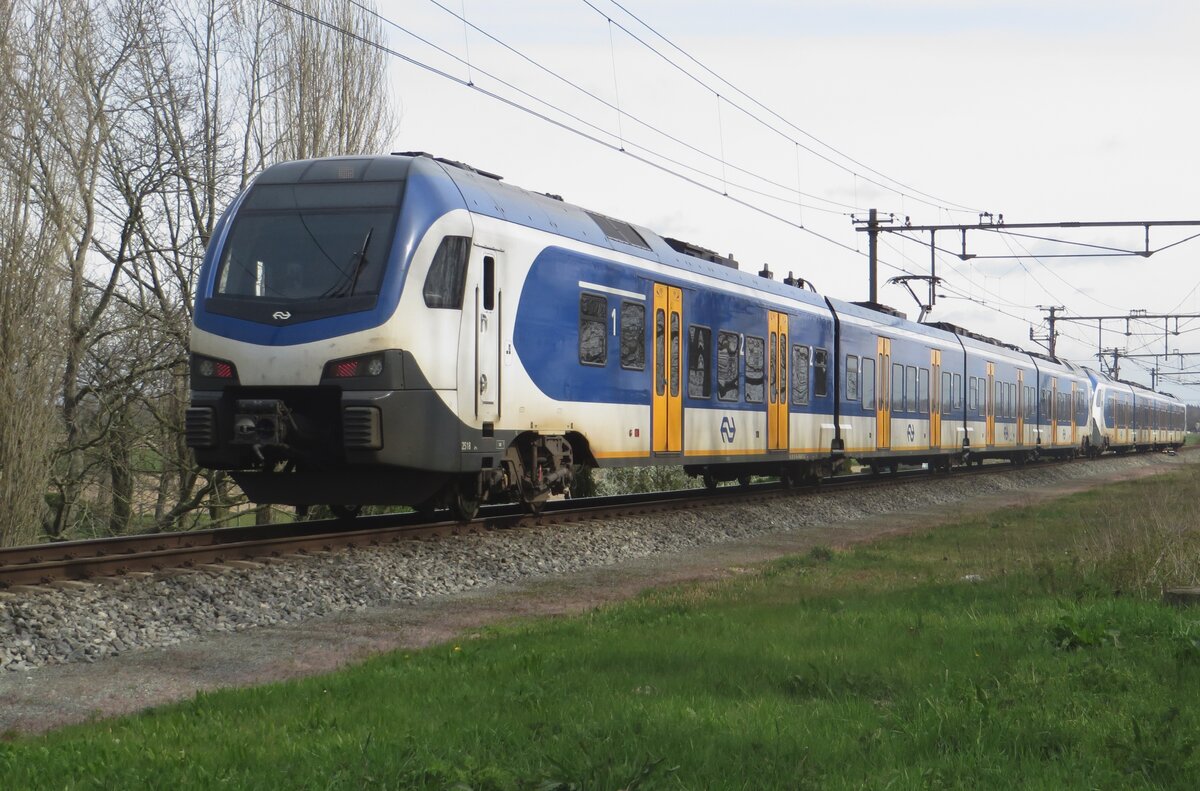 Am 15 April 2023 durchfahrt NS 2518 Niftrik.