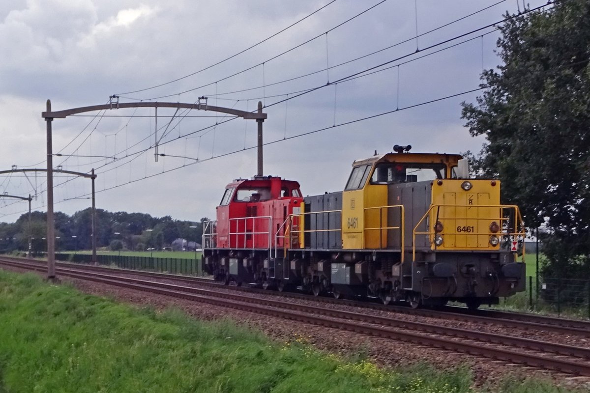 Am 16 Augustus 2019 wird 6461 von ein Schwesterlok durch Hulten geschleppt.