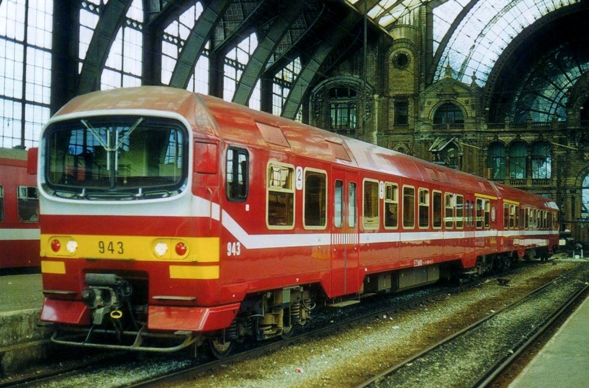 Am 16 Juli 1998 steht NMBS 943 in Antwerpen Centraal. 