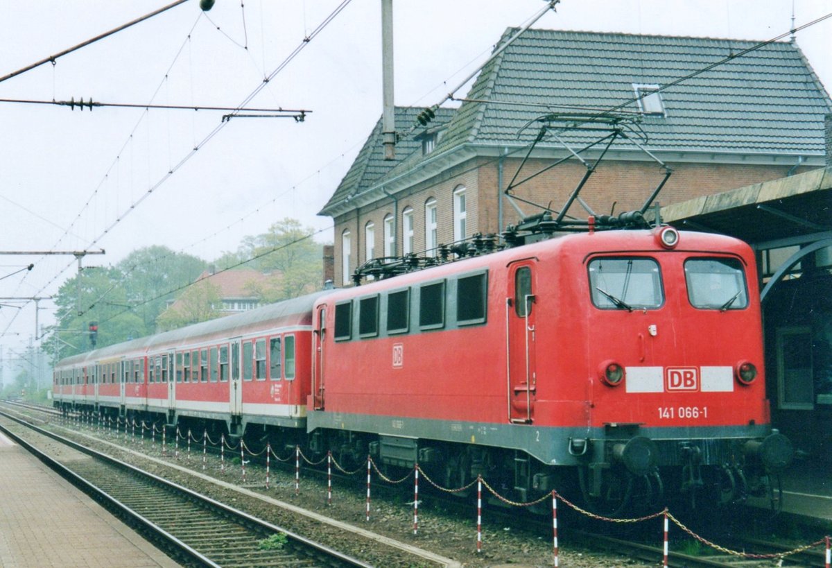 Am 16 Juli 2001 steht 141 066 in Bad bentheim. 