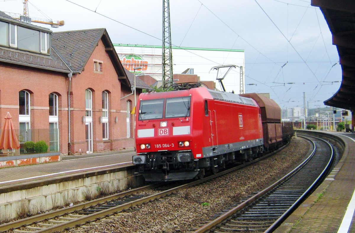 Am 16 September 2011 dönnert ein Kohlezug mit 185 064 an der Spitze durch Völklingen. 