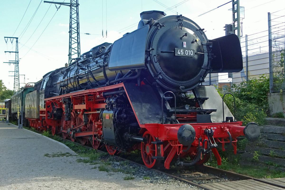 Am 16 September 2019 wurde 45 010 ins DB-Museum in Nürnberg fotografiert.