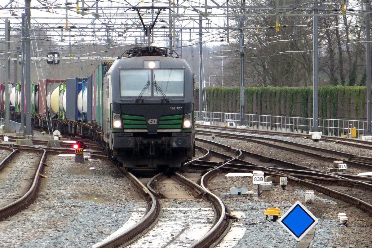 Am 17 Februar 2023 schleppt RTB 193 727 die PCC-KLV durch Zutphen nach Rotterdam-Waalhaven.