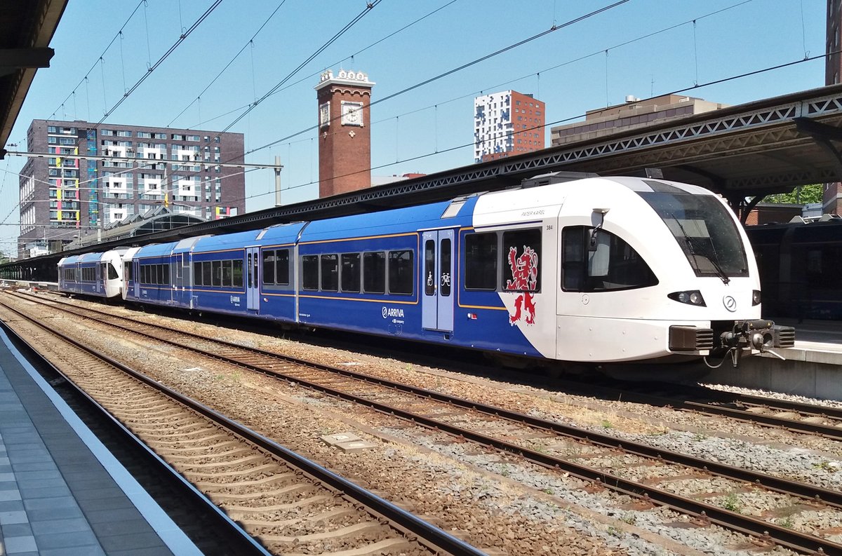 Am 17 Juli 2017 wartet Arriva 384 in Nijmegen auf das Abfahrtsignal.