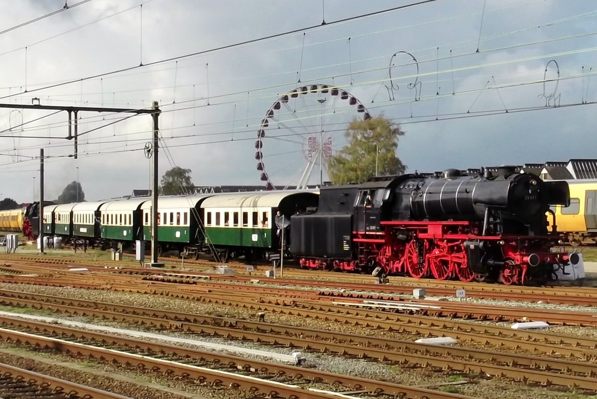 Am 17 Oktober 2017 war 23 071 mit ein Dampfpendel in Amersfoort. 